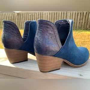 Corkys Boutique "Kippi" Two-tone V-Cut Ankle Booties - Navy size 8